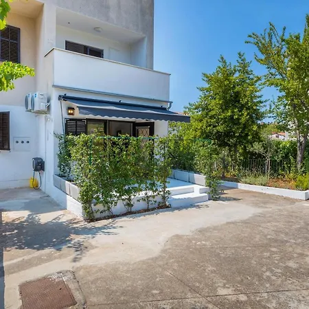 Apartment 3 Minutes From The Beach: Lovely *