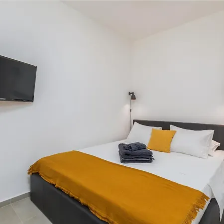 Apartment 3 Minutes From The Beach: Lovely